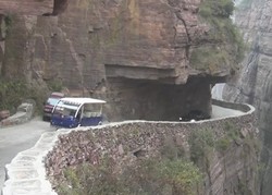 Jalanan di Tiongkok Ini, Cantik Sekaligus Mengerikan
