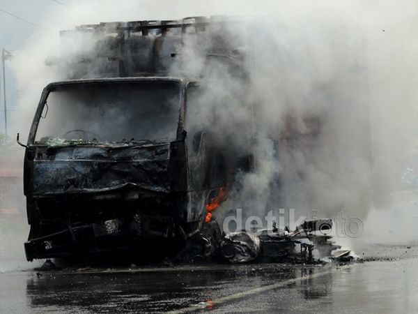 Truk Bermuatan LPG Terbakar
