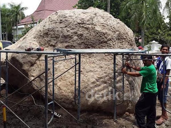 Batu Semar di Depan Pemkab Bojonegoro