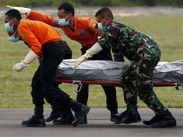 Jenazah Korban Pesawat AirAsia ke-42 Dievakuasi