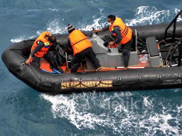 Penyelam Tak Temukan Black Box di Dasar Laut