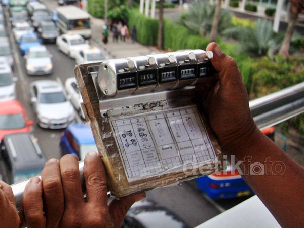 Menghitung Volume Kendaraan di Bundaran HI