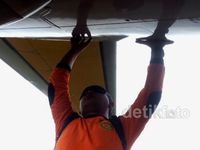 Penyelam Dibriefing Soal Posisi Black Box di Pesawat