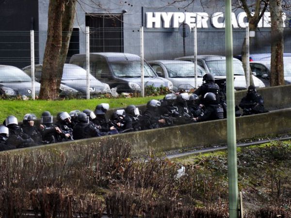 Penyanderaan Terjadi di Toko Kelontong di Paris