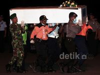 7 Jenazah Korban AirAsia Diterbangkan ke Surabaya