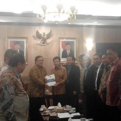 Menkeu Bambang Serahkan RAPBN-P 2015 ke Pimpinan DPR