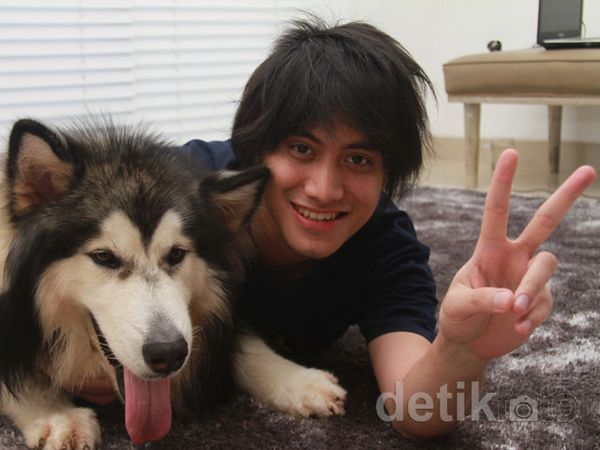 Kevin Aprilio dan Anjing Mahal Kesayangannya Kevin Aprilio dan Anjing Mahal Kesayangannya