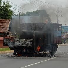 Truk Muat Elpiji Vs Motor Terbakar, Jalur Pantura Pasuruan Sempat Macet