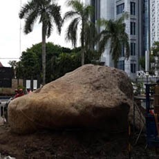 Batu Raksasa Hiasi Depan Kantor Pemkab Bojonegoro