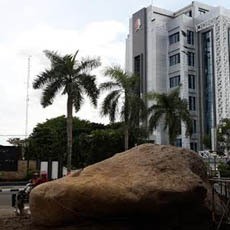 Batu Raksasa di Depan Kantor Pemkab Bojonegoro Diberi Nama Batu Semar
