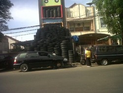 Dewan Desak Satpol PP Tindak Gunung Ban yang Tutup Trotoar di Buahbatu