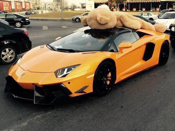 Boneka Teddy Bear Raksasa Tidur di Lamborghini Aventador