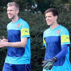 Ayah Szczesny Kritik Arsenal, Samakan Mertesacker dengan Badak