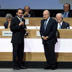 Blatter Siap Hadapi Tantangan Pangeran Ali