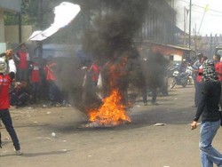 Gelar Unjuk Rasa, Puluhan Buruh di Cakung Bakar Ban