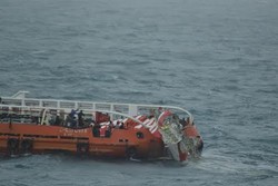 Setelah Diikat, Bagian Ekor Pesawat QZ8501 Diangkat ke Kapal Crest Onyx