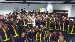 Di Tengah Operasi SAR AirAsia QZ8501, Tony Fernandes Terus Banggakan Stafnya