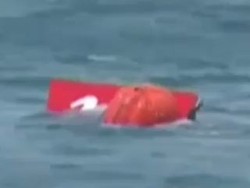 Ekor AirAsia Terangkat, Kotak Hitam Masih Dicari