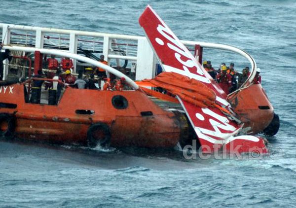 Detik-detik Pengangkatan Ekor AirAsia ke Atas Kapal