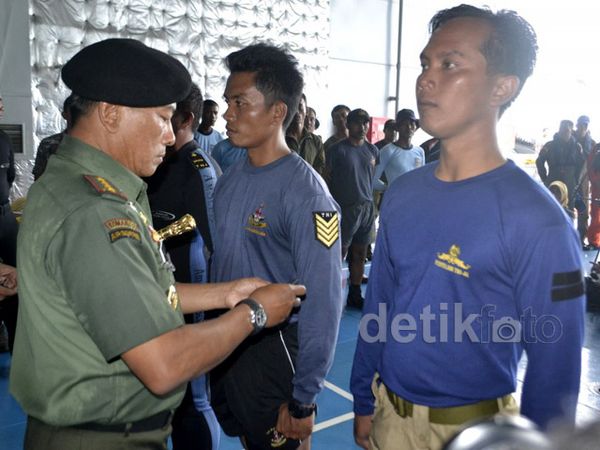 Penyelam yang Evakuasi Ekor AirAsia Naik Pangkat