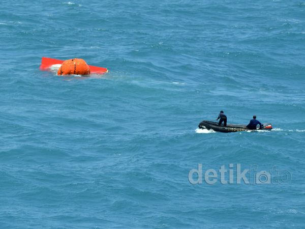 Ekor AirAsia Berhasil Diangkat ke Permukaan