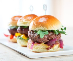 Kim Kardashian Kagumi Restoran Burger Baru Milik Jonathan Cheban