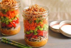 Lunch in a Jar Jadi Tren Makan Siang Lengkap dan Sehat
