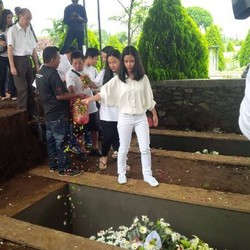 Tabur Bunga dan Lepas Merpati Chiara untuk Sang Ibunda