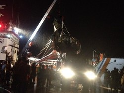 Ekor Pesawat AirAsia Akhirnya Dipindahkan dari Kapal Crest Onyx