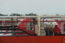 Tiba di Pelabuhan Kumai, Begini Persiapan Pengambilan Ekor QZ8501 dari Kapal