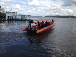 Kapal yang Bawa Ekor QZ8501 Siap Bersandar di Pelabuhan Kumai