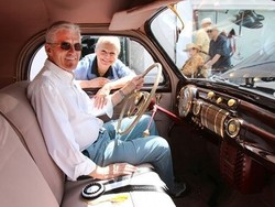 Mobil 73 Tahun Ini Masih Utuh dan Interiornya Berhias Emas