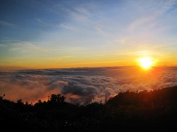 Matahari Terbit dari Lautan Awan di Gunung Lawu