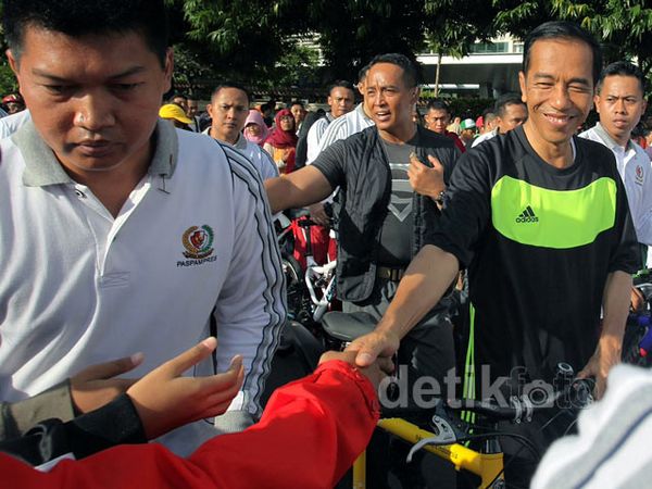 Jokowi Bersepeda Santai di Car Free Day