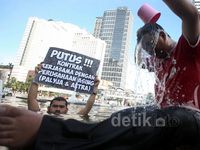 Aksi Mandi Bareng Tolak Swastanisasi Air