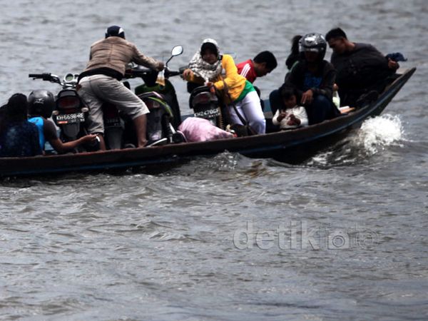 Menyeberangi Sungai Kalimantan dengan Perahu Klotok