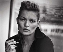 Vogue Italia Ungkap Wajah Kate Moss yang Nyaris Tanpa Make-up