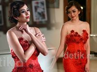 Wuihh..Seksinya Aura Kasih Bergaun Merah