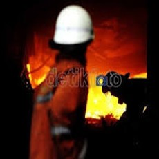 Sebuah Rumah di Pacarkeling Dilalap Si Jago Merah