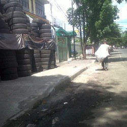 Pemilik Toko Singkirkan Gunung Ban yang Menutup Trotoar