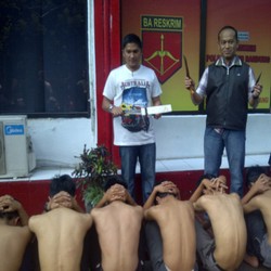 Nongkrong Sambil Bawa Sajam, 9 Anggota Geng Motor Disergap Polisi