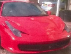 Polisi Ini Ditangkap Setelah Datang ke Kantor Naik Ferrari 458 Italia