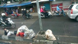 Masih Ada Saja Orang Seenaknya Tumpuk dan Buang Sampah di Jalan