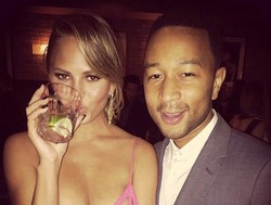 Pamer Kemesraan, John Legend Cium Dada Istri Saat Golden Globes