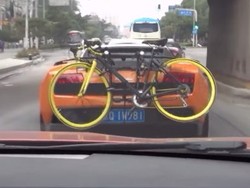 Wow, Lamborghini Ini Dipakai Mengangkut Sepeda