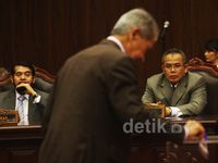 Ekspresi Tegang Calon Wakil Ketua MK