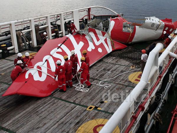 Ekor AirAsia Tiba di Pelabuhan Kumai