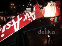 Ekor AirAsia Dipindahkan dari Kapal Crest Onyx
