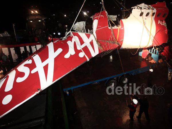 Ekor AirAsia Dipindahkan dari Kapal Crest Onyx