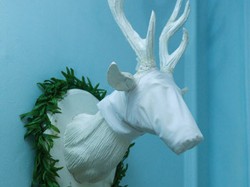 Kepala Rusa Jadi Hiasan Terunik di Rumah Ria Miranda